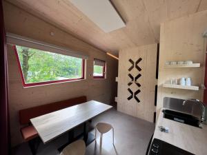 阿姆斯特丹Camping Vliegenbos的一个小房子里带桌子的小厨房
