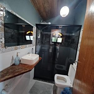 阿拉夏奇巴海滩Saracura的带淋浴、盥洗盆和卫生间的浴室