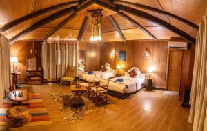 塞拉莱塞拉莱索里生态山林小屋的大房间设有两张床和一张桌子