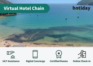 拉科纳HOTIDAY Hotel Isola D'Elba的一张海滩的照片,上面有海洋,并有酒店连锁的广告