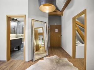 库尔瓦尔登Apartment Honegger by Interhome的一间带镜子和水槽的浴室