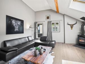 库尔瓦尔登Apartment Honegger by Interhome的客厅配有真皮沙发和桌子