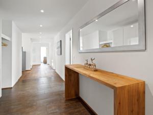 瓦尔贝拉Apartment Kulm 2 by Interhome的走廊设有白色的墙壁和木台面