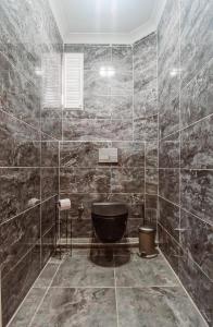 伊斯坦布尔Manu Startup House的浴室配有黑色浴缸和水槽