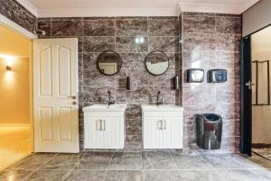 伊斯坦布尔Manu Startup House的浴室设有2个水槽和2面镜子