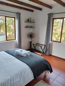 Hartebeest RivierVilla Wal Farmstay的一间卧室配有一张床,上面有两条毛巾