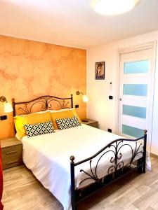 恩纳Archetto-casa vacanze的一间卧室配有一张大床,提供黄色和黑色的枕头