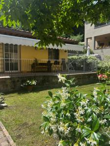 佛罗伦萨La Serra Sognante Guest house con giardino的一座花园,在房子前种有鲜花