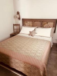 佛罗伦萨La Serra Sognante Guest house con giardino的一间卧室配有一张大床和木制床头板