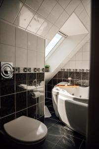 奥勒松Panorama Apartment Ålesund的浴室配有卫生间、浴缸和水槽。