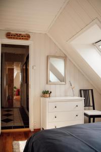 奥勒松Panorama Apartment Ålesund的卧室配有白色梳妆台和镜子