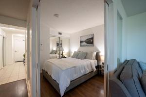 多伦多Fort York Apartments的一间卧室配有一张床和镜子