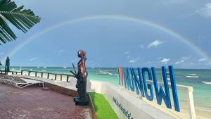南威Blue Tides Hotel的天上带彩虹的海上桥梁