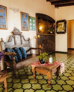 危地马拉老城酒店的配有木凳和桌子的房间