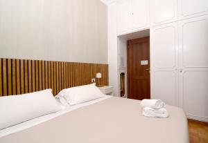 罗马B&B Casa Cimabue Roma的卧室配有白色的床和2条毛巾