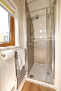 布罗拉North Coast 500 Pods - Brora的带淋浴的浴室和玻璃门