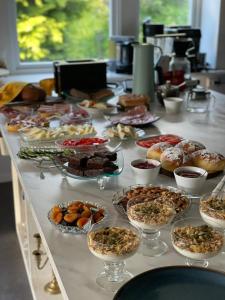 GrimoFjord House的自助餐,餐桌上有许多不同类型的食物
