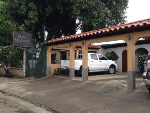 马那瓜莫松特酒店的停在停车场的白色卡车