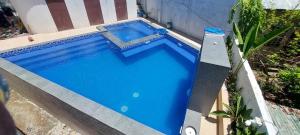长滩岛Grospe Resort Boracay的后院的一个大型蓝色游泳池