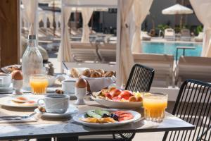 玛利亚Meramaglia Hotel的一张桌子,上面有早餐食品和橙汁