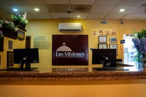 蒙克洛瓦Hotel Las Misiones的酒吧,有两个水槽和一个标牌,上面写着‘Las’错误