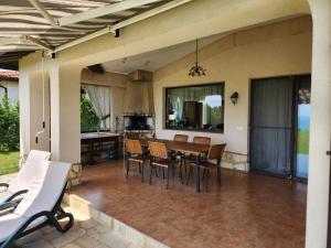 巴尔奇克Private Villa 102 in BlackSeaRama的开放式庭院配有桌椅。