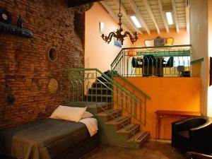 布宜诺斯艾利斯Pasaje Solar的带楼梯的房间,配有一张床和一个楼梯间