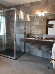 库迪列罗Hotel Alvaro frente Palacio-Museo Selgas的一间带两个盥洗盆和淋浴的浴室