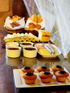 伦索伊斯Pousada Solar Azul的一张桌子,上面放着糕点和其他食物