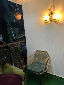 内罗毕Magazi suites 3的一间墙上有椅子和灯的房间