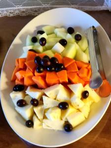伦索伊斯Pousada Solar Azul的桌上的水果和蔬菜盘
