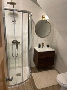 克里皮吉Paralia Homes peaceful 2 bedroom, unit # 2的带淋浴和盥洗盆的浴室
