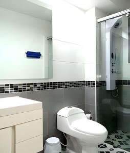 里考尔特Jacuzzi Privado, Relax en Ricaurte, Peñalisa的浴室配有白色卫生间和淋浴。