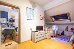 昂内Magnifique petit appartement tout équipé, silencieux的一间卧室配有婴儿床和一张带电脑的书桌