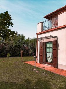 蓬泰代拉Il Casale di David的带阳台的房子和一扇带窗户的门