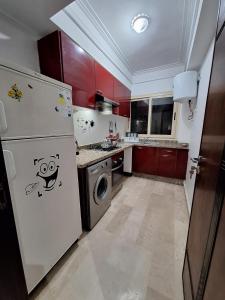 卡萨布兰卡Morocco House的厨房配有白色冰箱和洗碗机。