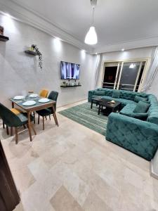 卡萨布兰卡Morocco House的客厅配有沙发和桌子