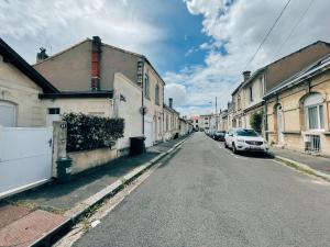 波尔多Respire Bordeaux的一条空的街道,街上有一辆白色的汽车