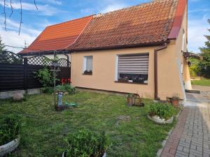 吉日茨科Domek Pattie的一座带橙色屋顶和庭院的房子