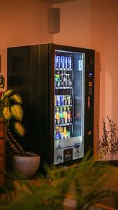 莱布尼茨Hotel Vulkan Residenz - Self-Check-in的装满苏打水的自动售货机