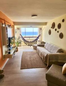 CaraballedaRitasol Palace apartamento de relax frente al mar的带沙发和电视的客厅