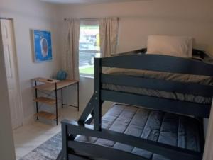 维洛海滩Home Away From Home的一间卧室配有双层床和窗户。