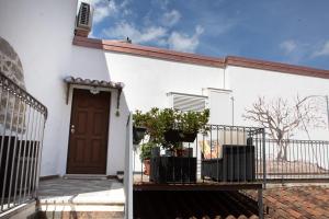 奥尔戈索洛B&B del Corso的一间白色的房子,设有棕色的门和栅栏