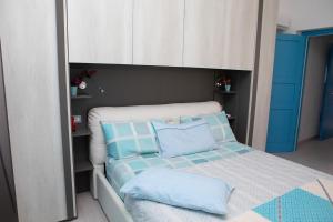 奥尔戈索洛B&B del Corso的双层床配有蓝色枕头