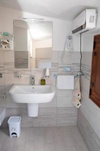 奥尔戈索洛B&B del Corso的浴室设有白色水槽和镜子