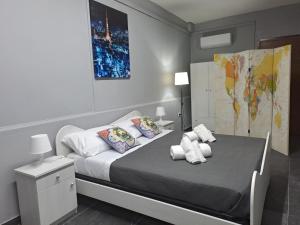 卡塔尼亚Esmeralda Il Quadrifoglio Airport Fontanarossa的一间卧室配有带毛巾的床