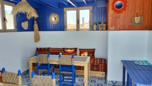 索维拉Riad Al Manara的配有桌椅和床的房间