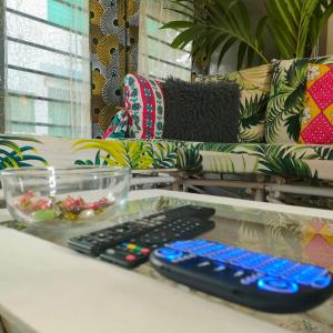 迪亚尼海滩Palm Paradise Loft的两个遥控器坐在沙发旁边的桌子上