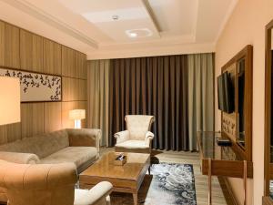 麦加米丹酒店的客厅配有沙发和椅子