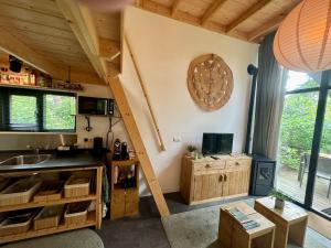 贝克贝亨Tiny House met Hottub op de Veluwe的房屋内带楼梯的客厅